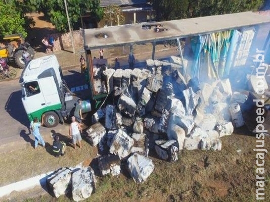 Bombeiros e até moradores ajudam a apagar incêndio em carreta de algodão Bombeiros e até moradores ajudam a apagar incêndio em carreta de algodão