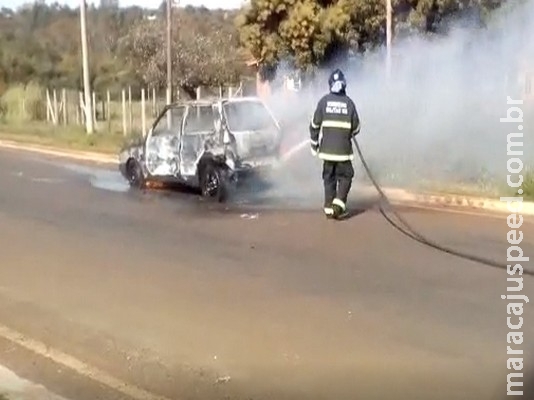 Bombeiros encontram carro pegando fogo na Perimetral Bombeiros encontram carro pegando fogo na Perimetral