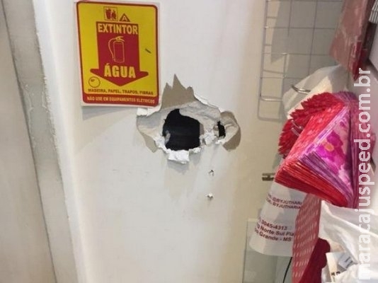 Câmeras flagram bandidos invadindo loja de bijuteria em shopping