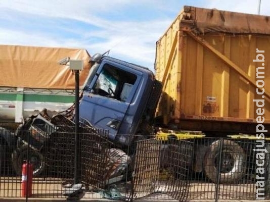 Cancela automática falha e carretas colidem em praça de pedágio na BR-163 Cancela automática falha e carretas colidem em praça de pedágio na BR-163