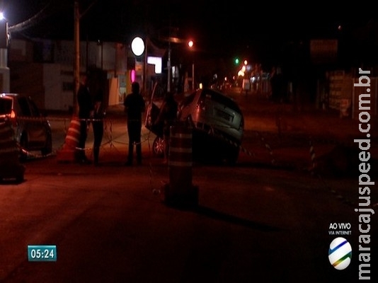 Carro cai em buraco de avenida de Campo Grande em obras e ocupantes saem ilesos