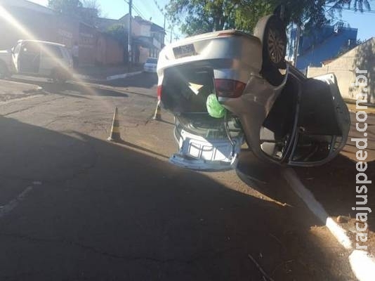 Carro capota após motorista avançar preferencial e provocar acidente em avenida Carro capota após motorista avançar preferencial e provocar acidente em avenida