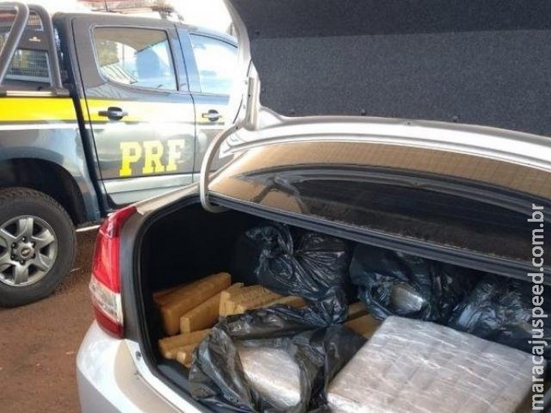 Carro com placas de BH é abandonado com 524 quilos de maconha na BR-163