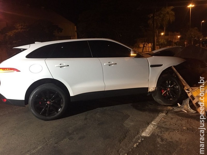 Carro de luxo bate em caçamba em avenida de MS e ocupantes saem do local de táxi 
