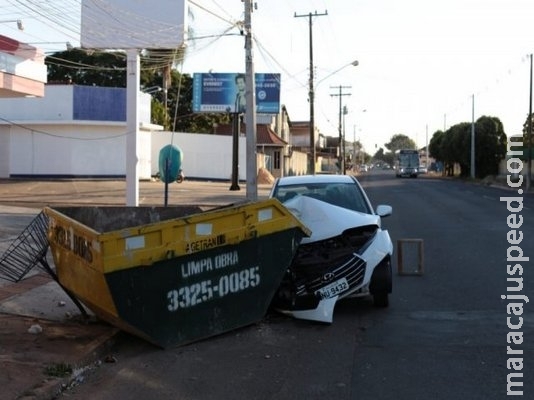 Carro é abandonado após acidente com caçamba na Capital Carro é abandonado após acidente com caçamba na Capital