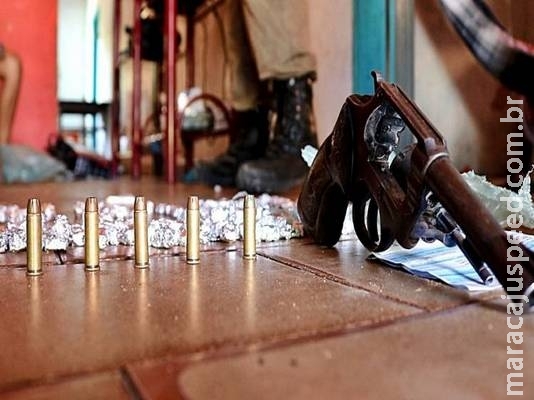 Casal vai à praia e deixa 4 filhos pequenos vendendo drogas em casa
