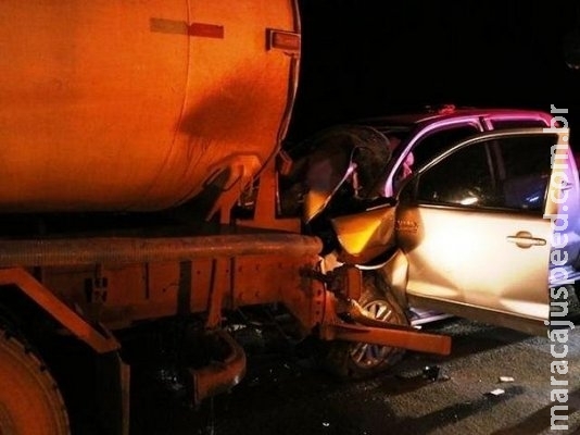 Colisão entre caminhonete e caminhão deixa um morto e outro ferido Colisão entre caminhonete e caminhão deixa um morto e outro ferido