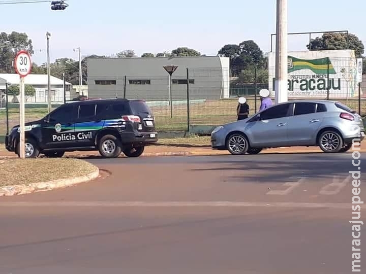 Condutor de veículo colidi com traseira de viatura da Polícia Civil de Maracaju e diz que estava distraído Condutor de veículo colidi com traseira de viatura da Polícia Civil de Maracaju e diz que estava distraído