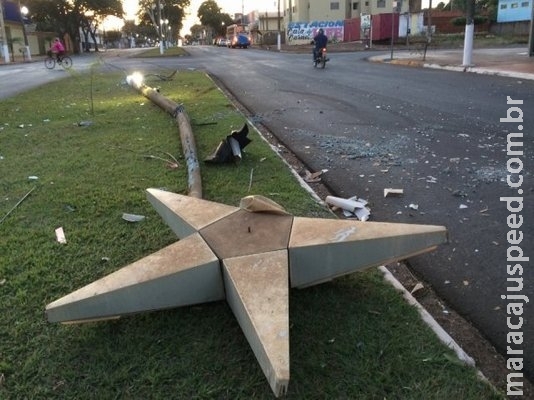 Condutor perde controle da direção e derruba superposte; homem fica preso em ferragens Condutor perde controle da direção e derruba superposte; homem fica preso em ferragens
