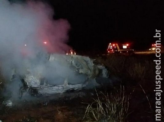 Contrabandistas fogem da polícia, carro capota, pega fogo e dois morrem