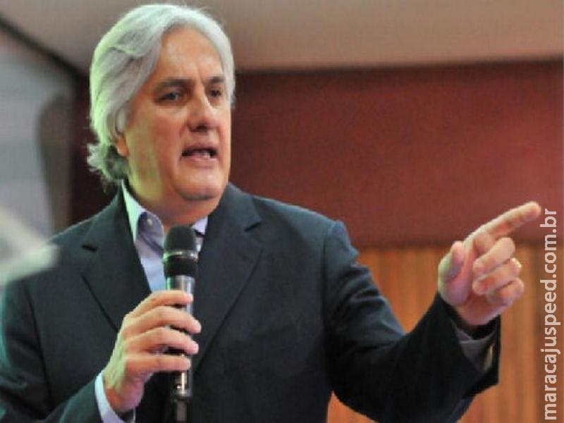 Delcídio comemora absolvição e diz que estuda voltar à política Delcídio comemora absolvição e diz que estuda voltar à política
