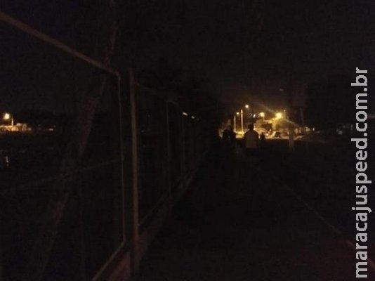 Douradense enfrenta escuridão para caminhar em parque de R$ 6 milhões