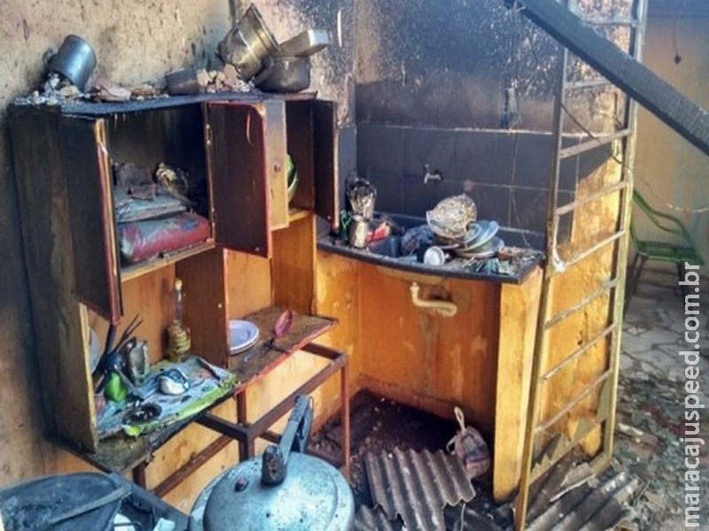 Em casa apertada, família dorme no chão enquanto bebê se recupera na Santa Casa Em casa apertada, família dorme no chão enquanto bebê se recupera na Santa Casa