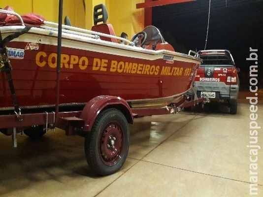 Embarcação vira no rio Sucuriu e bombeiros resgatam vítimas Embarcação vira no rio Sucuriu e bombeiros resgatam vítimas