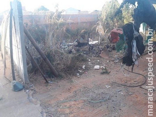 Fagulha de maçarico provoca incêndio em lote vago ao lado de depósito de gás Fagulha de maçarico provoca incêndio em lote vago ao lado de depósito de gás