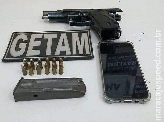 Getam flagra rapaz com arma à venda no whatsApp