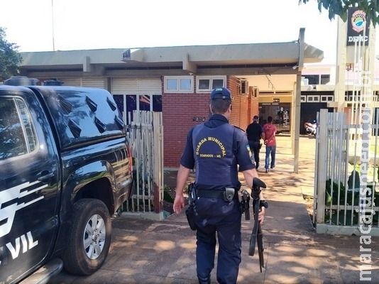 GM captura foragido com arma de brinquedo na cintura, em Dourados