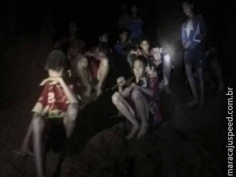 Grupo de meninos pode ficar 4 meses preso em caverna na Tailândia