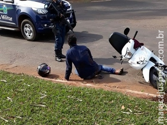 Homem é baleado suspeito de ter roubado moto de mulher