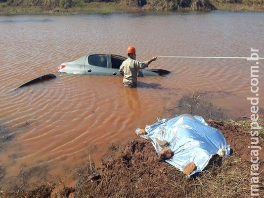 Homem morre após carro cair em lago de MS e mulher consegue pedir socorro