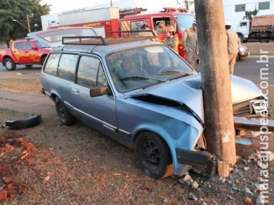 Homem passal mal, colide carro em poste e morre na Avenida Guaicurus