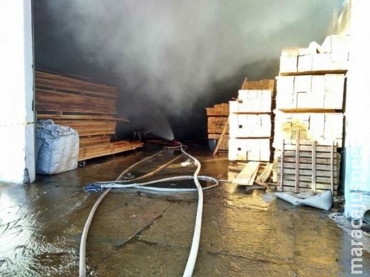 Incêndio consome estoque e atinge barracão de madeireira Incêndio consome estoque e atinge barracão de madeireira