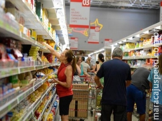 Intenção de consumo das famílias recua 1,8%, diz CNC