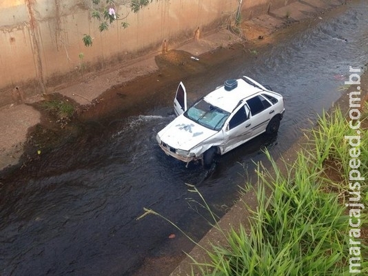 Jovem cai com carro em córrego de Campo Grande e sai com lesões leves