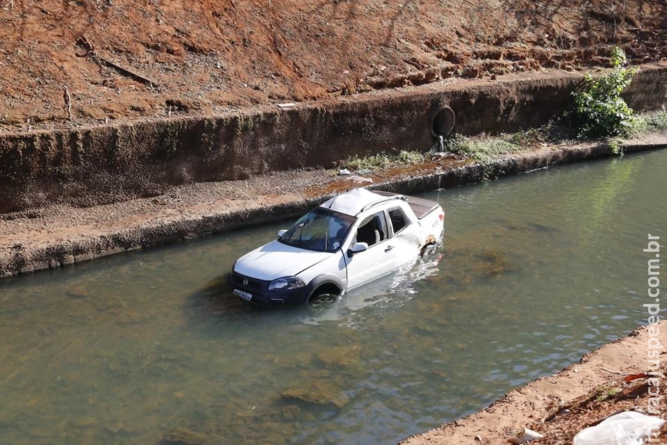 Jovem perde controle de carro, bate em árvore e cai em córrego em Campo Grande