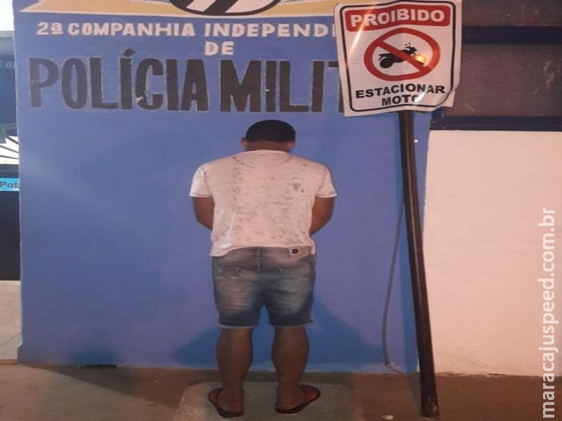 Maracaju: Homem é preso pela PM após destruir placa de sinalização na região. Autor disse brigou com a esposa e descontou sua fúria na placa de sinalização Maracaju: Homem é preso pela PM após destruir placa de sinalização na região. Autor disse brigou com a esposa e descontou sua fúria na placa de sinalização