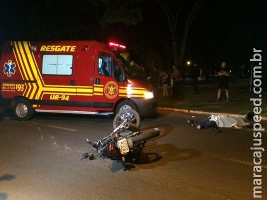 Motociclista bate em dois carros e morre em acidente Motociclista bate em dois carros e morre em acidente