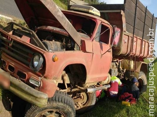 Motorista é atropelado pelo próprio caminhão no Paraná Motorista é atropelado pelo próprio caminhão no Paraná