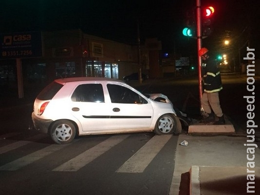 Motorista fica ferido ao bater carro em semáforo em Campo Grande Motorista fica ferido ao bater carro em semáforo em Campo Grande