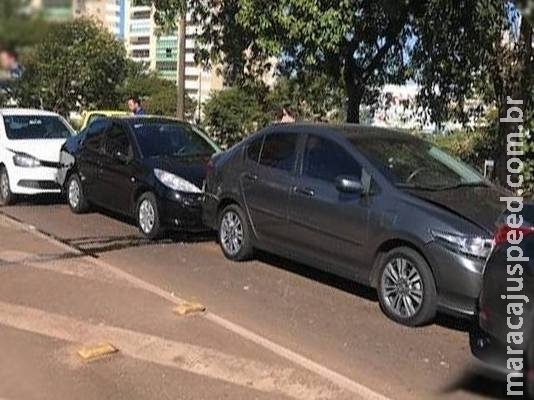 Motorista freia no meio da Afonso Pena e provoca engavetamento entre quatro carros Motorista freia no meio da Afonso Pena e provoca engavetamento entre quatro carros