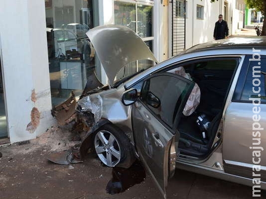 Motorista fura sinal e foge após bater em Civic na Marcelino Pires Motorista fura sinal e foge após bater em Civic na Marcelino Pires