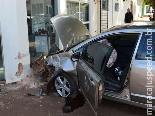 Motorista fura sinal e foge após bater em Civic na Marcelino Pires