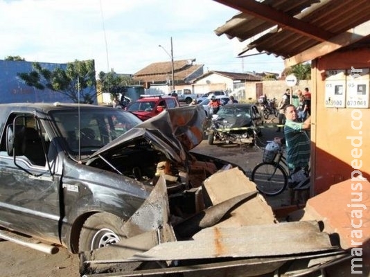 Motorista invade preferencial, bate em carro e atinge varanda de comércio