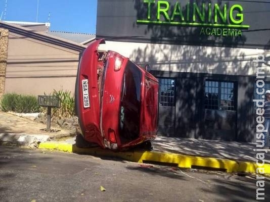 Motorista passa mal ao volante, bate em carro e capota em rotatória de Campo Grande