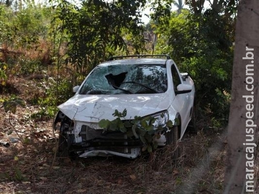 Motorista perde controle da direção e sai da pista em avenida no Vilas Boas