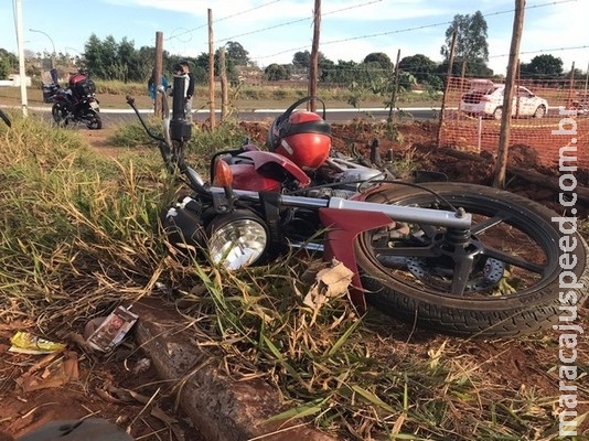 Mulher se fere gravemente após ser lançada contra arame farpado durante acidente