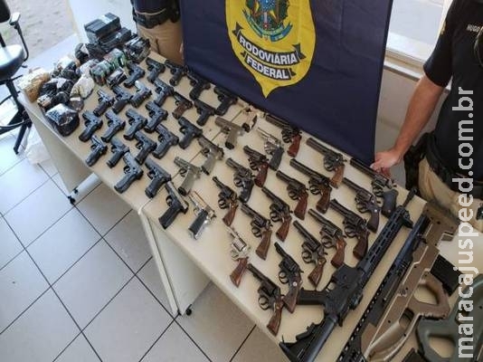 Operação da polícia apreende 50 armas de fogo e mais de 2 mil munições na BR-267 Operação da polícia apreende 50 armas de fogo e mais de 2 mil munições na BR-267