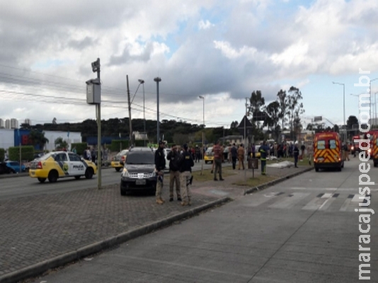 Pedestres são atropelados por carro da Polícia Militar em Curitiba Pedestres são atropelados por carro da Polícia Militar em Curitiba