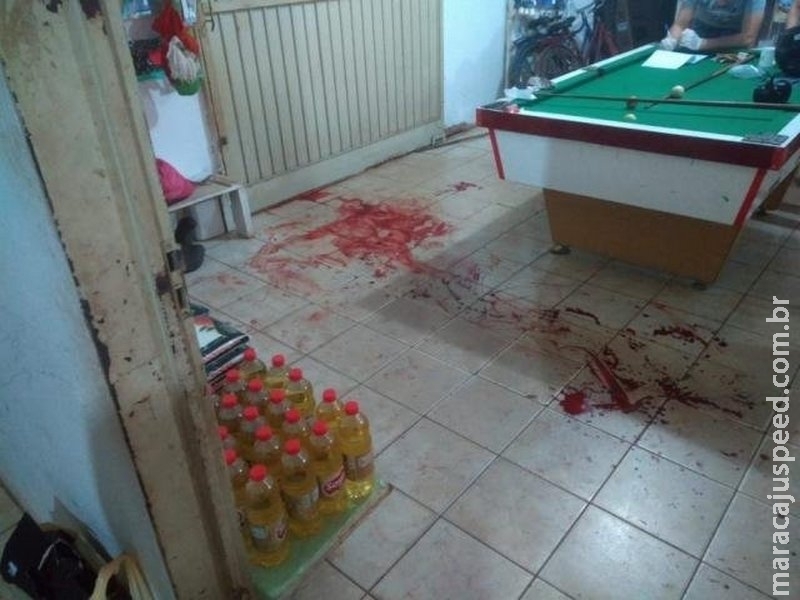 Pistoleiro foge depois de matar homem com cinco tiros em bar