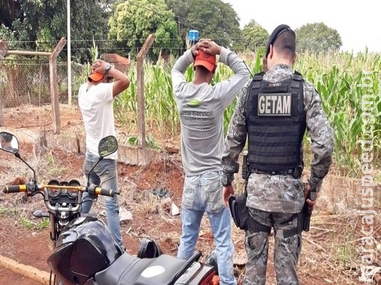 PM recupera motos, apreende droga e prende 25 pessoas