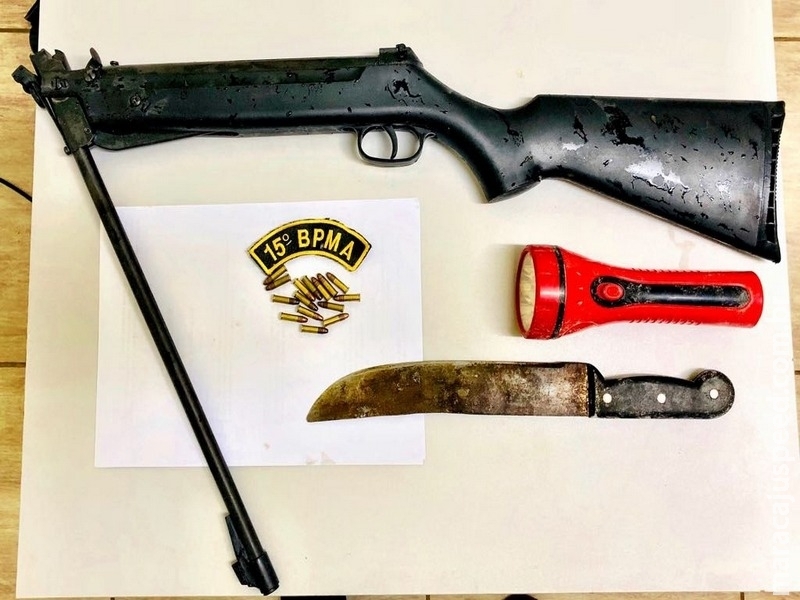 PMA prende caçador com rifle e munições, facão e lanterna e evita caça ilegal