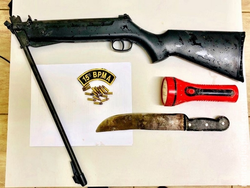 PMA prende caçador com rifle e munições, facão e lanterna e evita caça ilegal PMA prende caçador com rifle e munições, facão e lanterna e evita caça ilegal