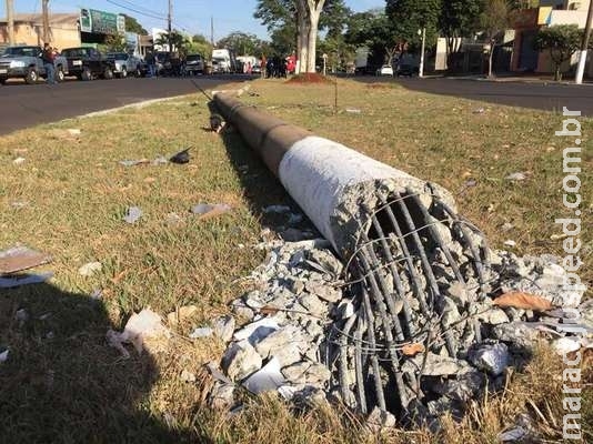 Poste derrubado após roubo de veículos continua caído na Marcelino Pires