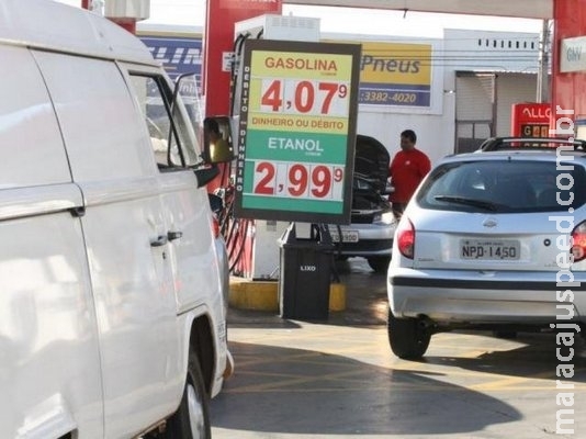 Preço da gasolina dribla aumentos da Petrobras e fica mais em conta