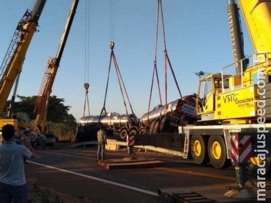 Retirada da carreta que tombou na BR-158 demorou mais de 5 horas