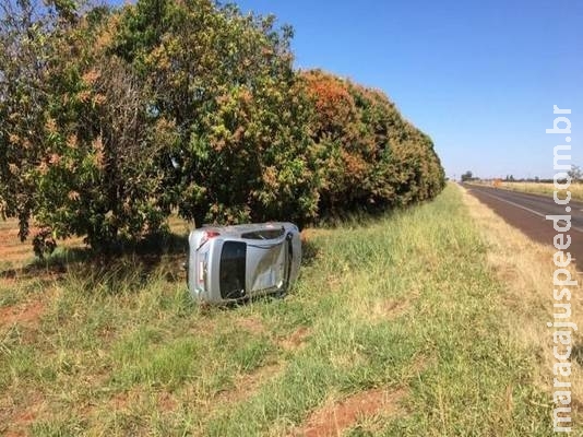 Taxista tenta desviar de buraco e capota veículo na MS-134 Taxista tenta desviar de buraco e capota veículo na MS-134